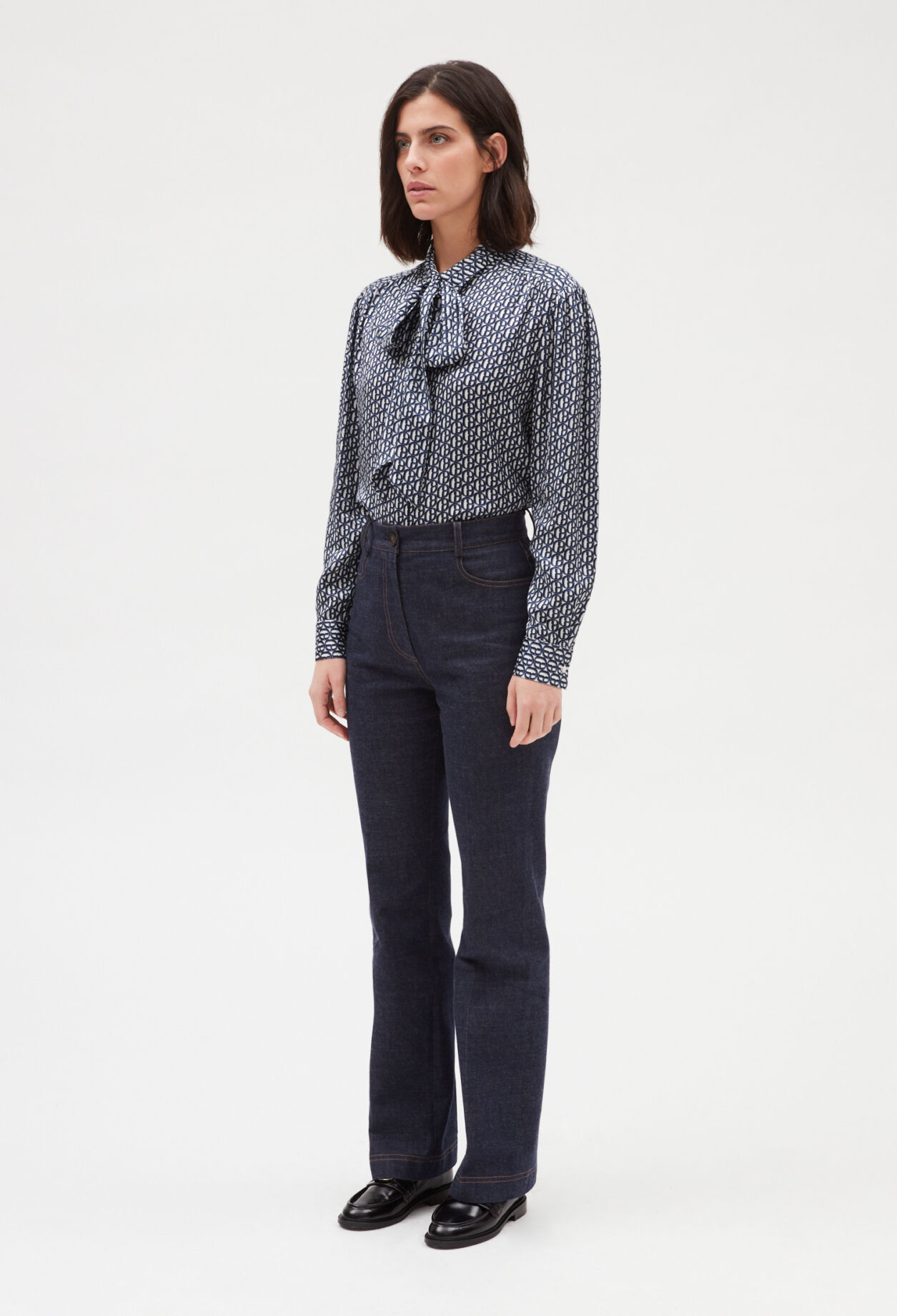 Shirt with removable lavaliere collar