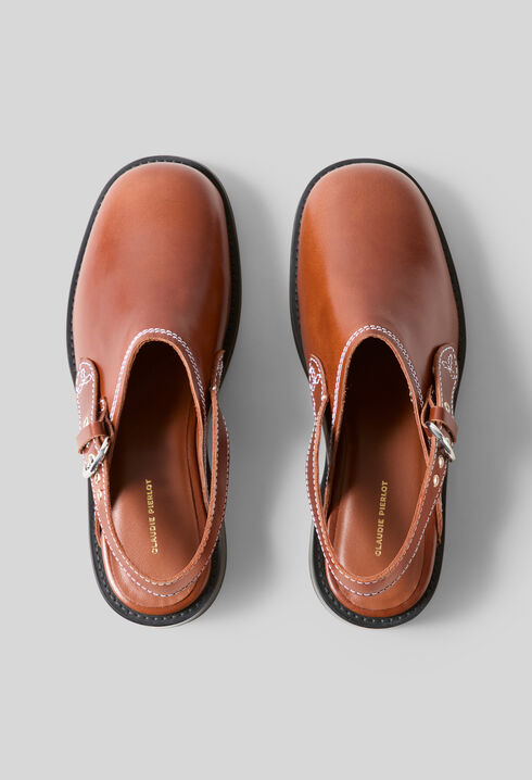 Topstitched smooth leather clogs