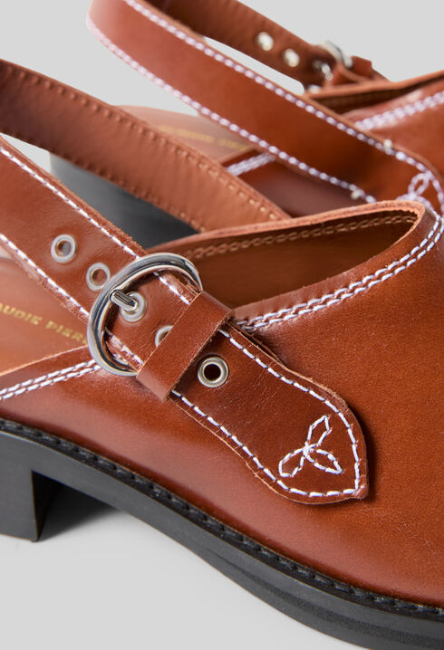 Topstitched smooth leather clogs