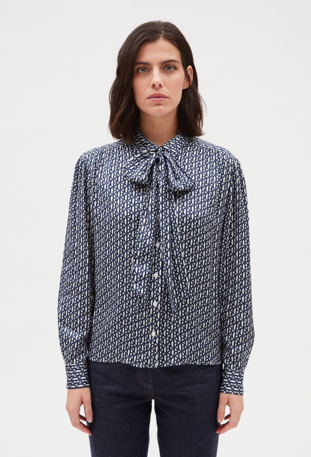 Shirt with removable lavaliere collar