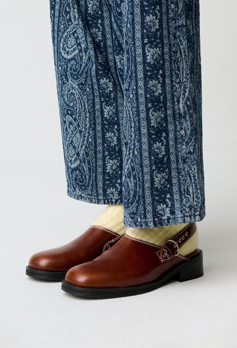 Topstitched smooth leather clogs