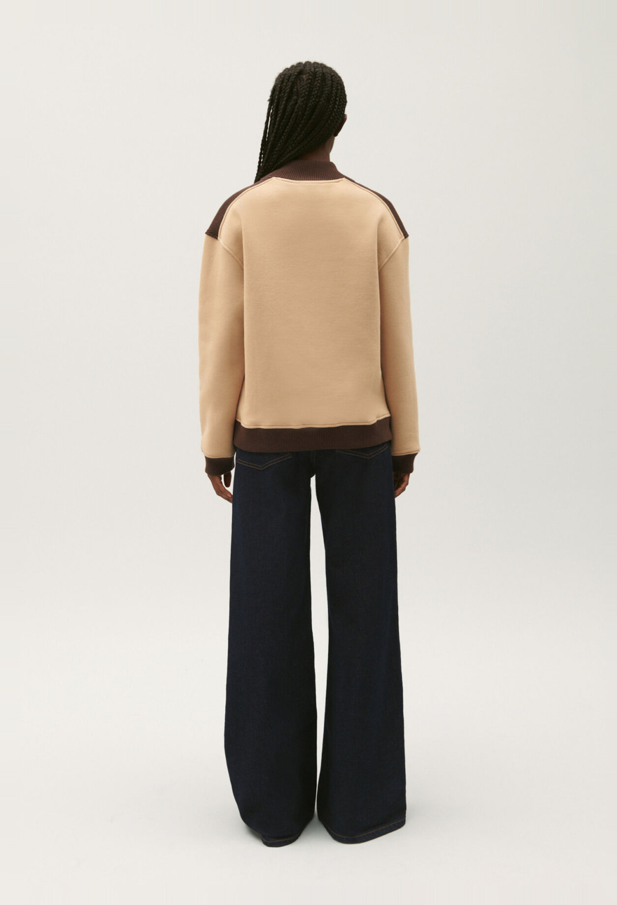 Oversized dual-tone sweatshirt.