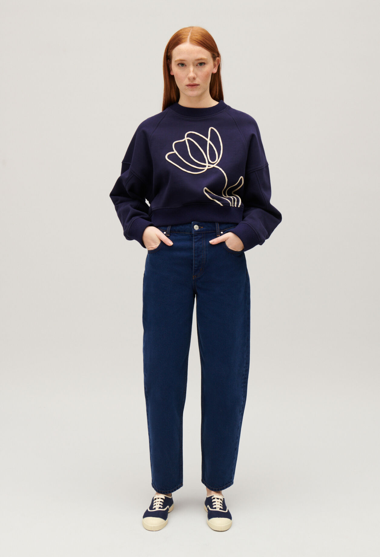 Navy sweatshirt with flower embroidery