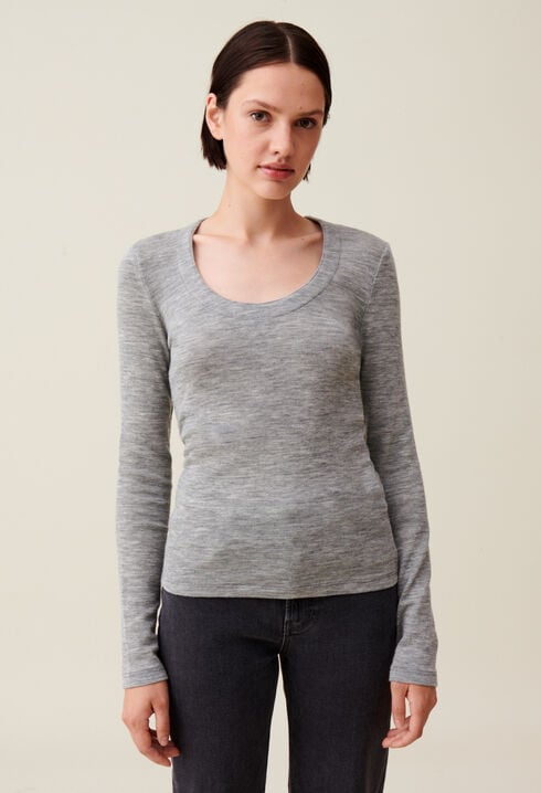 Fitted grey crew neck top