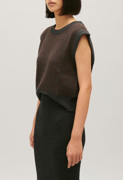 Sleeveless stripy knit jumper