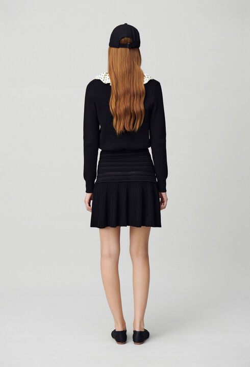 Short fine-knit skirt