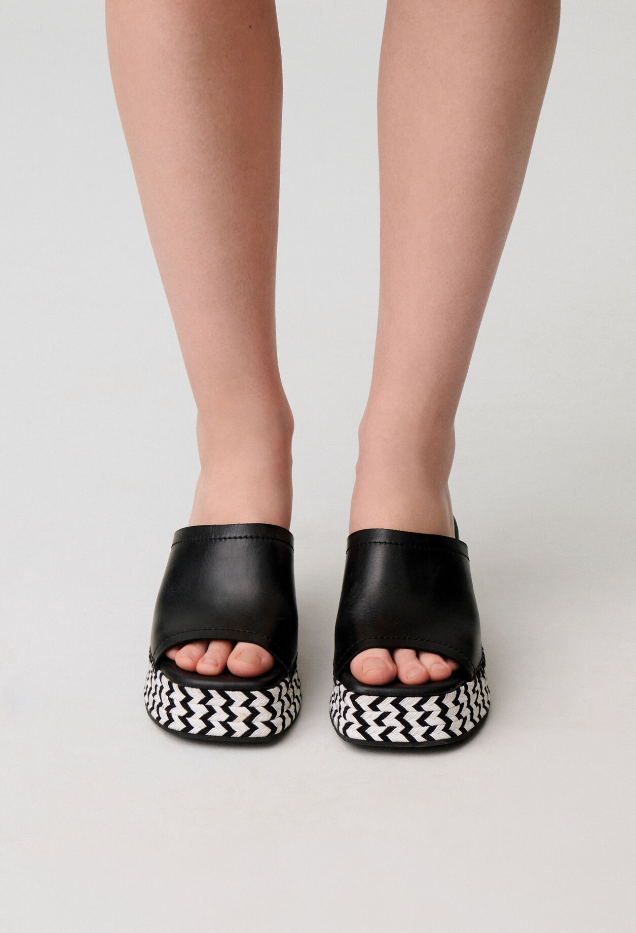 Two-tone braided mules