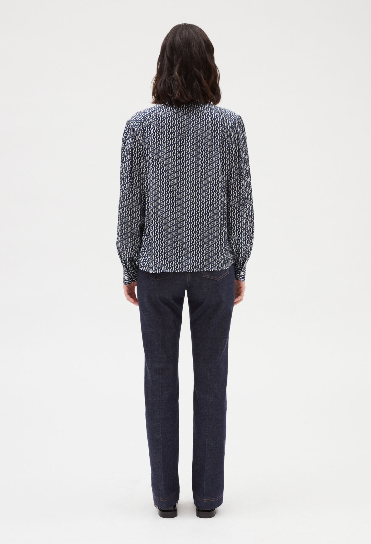 Shirt with removable lavaliere collar