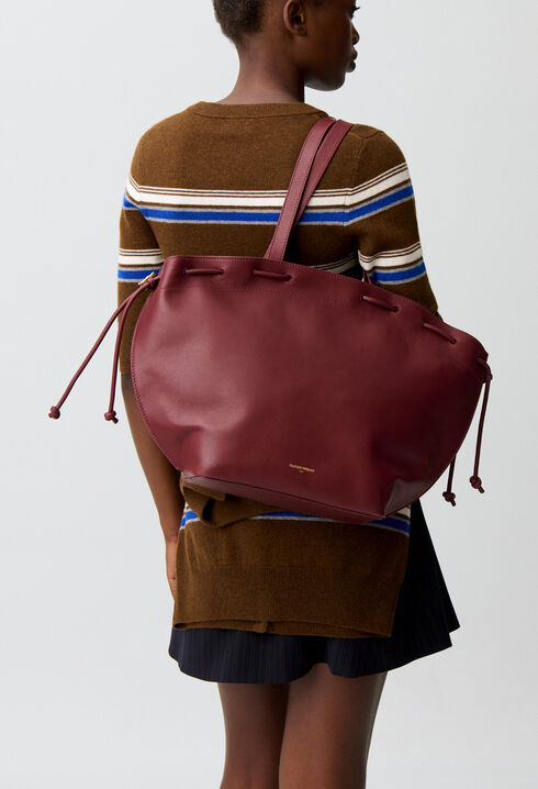 Smooth leather bag with gold rings