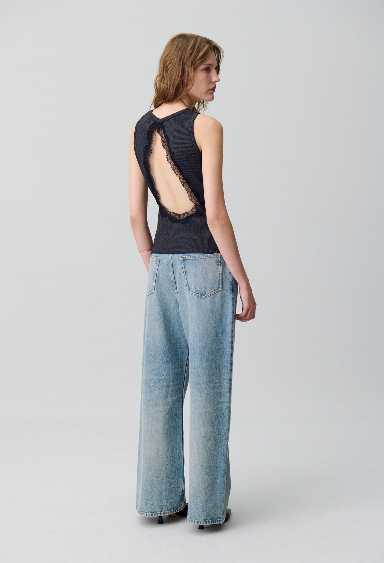 Sleeveless lace T-shirt