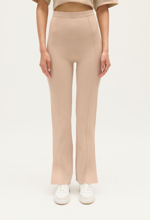 Straight cut trousers slits