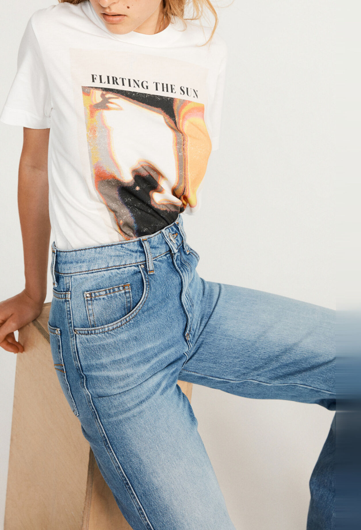 White short-sleeved T-shirt