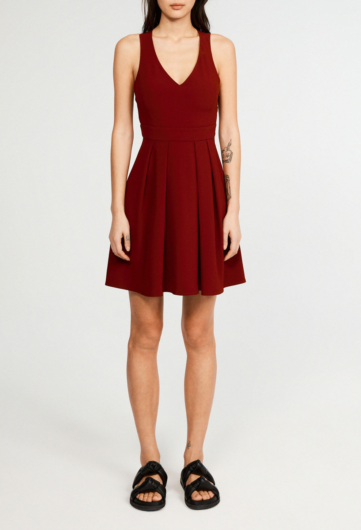 Short sleeveless dress Short sleeveless dress
