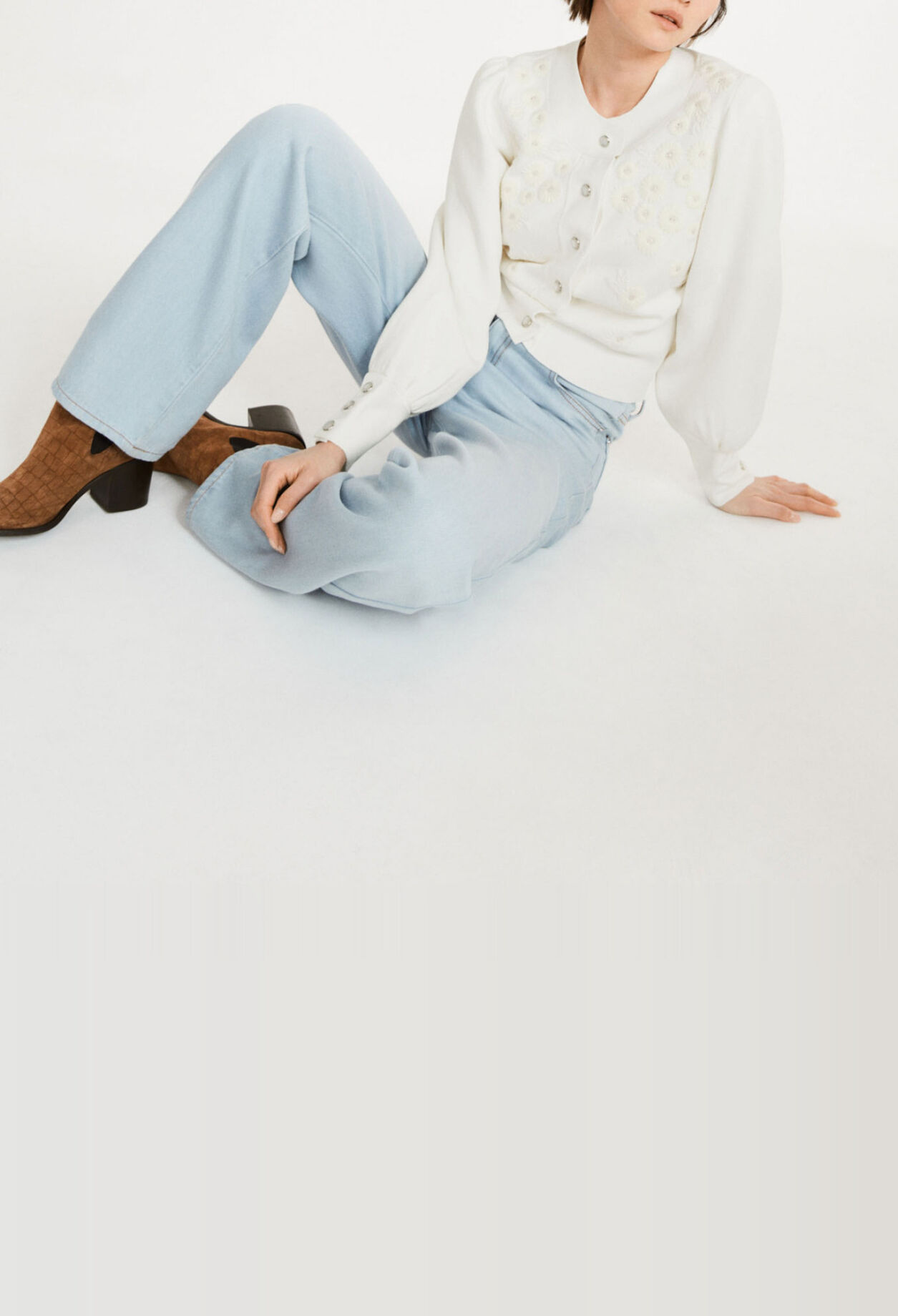 Cardigan with embroidered flowers Cardigan with embroidered flowers