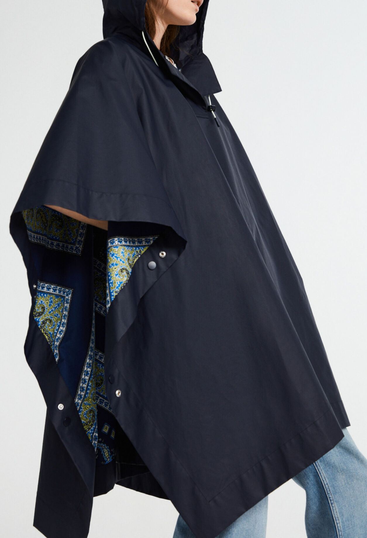 Loose-fitting poncho