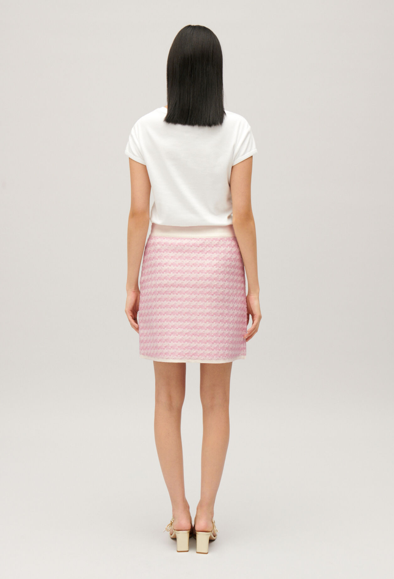 Short, two-tone knit skirt