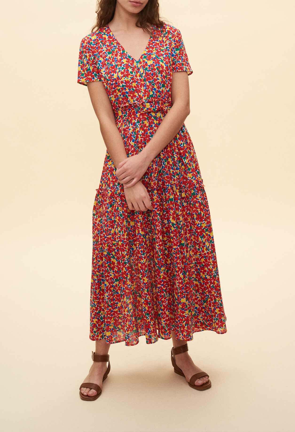 Flowery dress with gathered fabric Flowery dress with gathered fabric