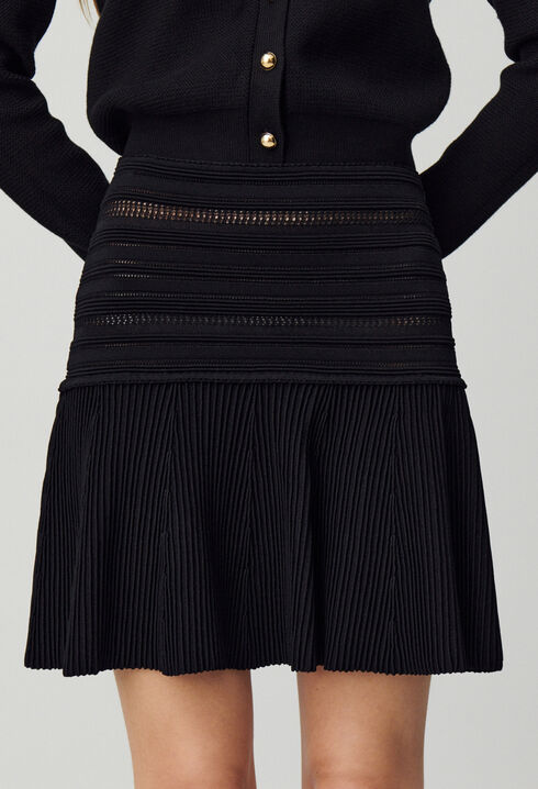 Short fine-knit skirt