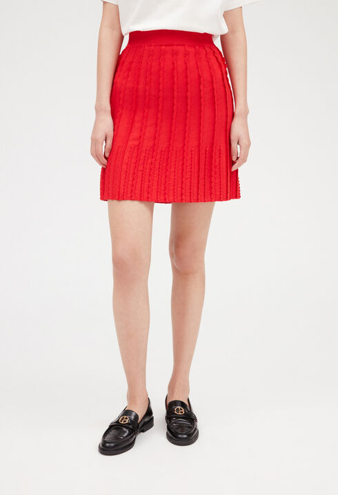 Short skirt in red knit