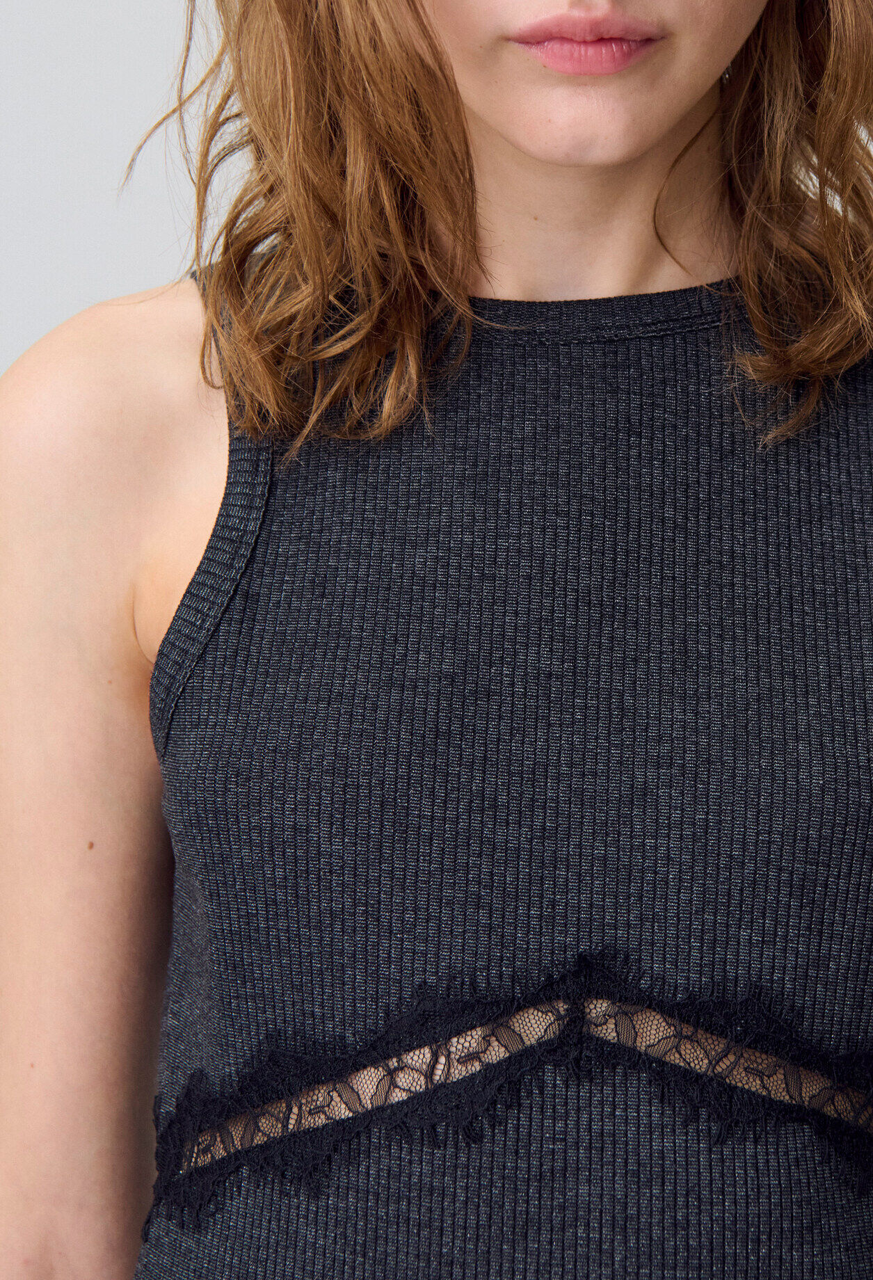 Sleeveless lace T-shirt