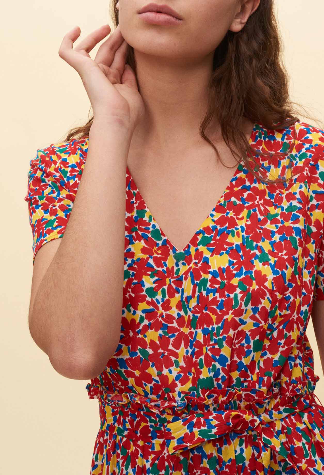 Flowery dress with gathered fabric Flowery dress with gathered fabric