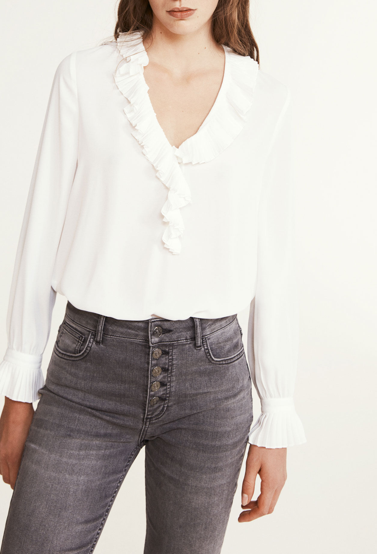 Pleated-collar blouse Pleated-collar blouse