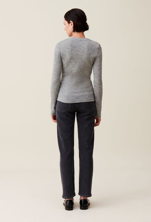 Fitted grey crew neck top