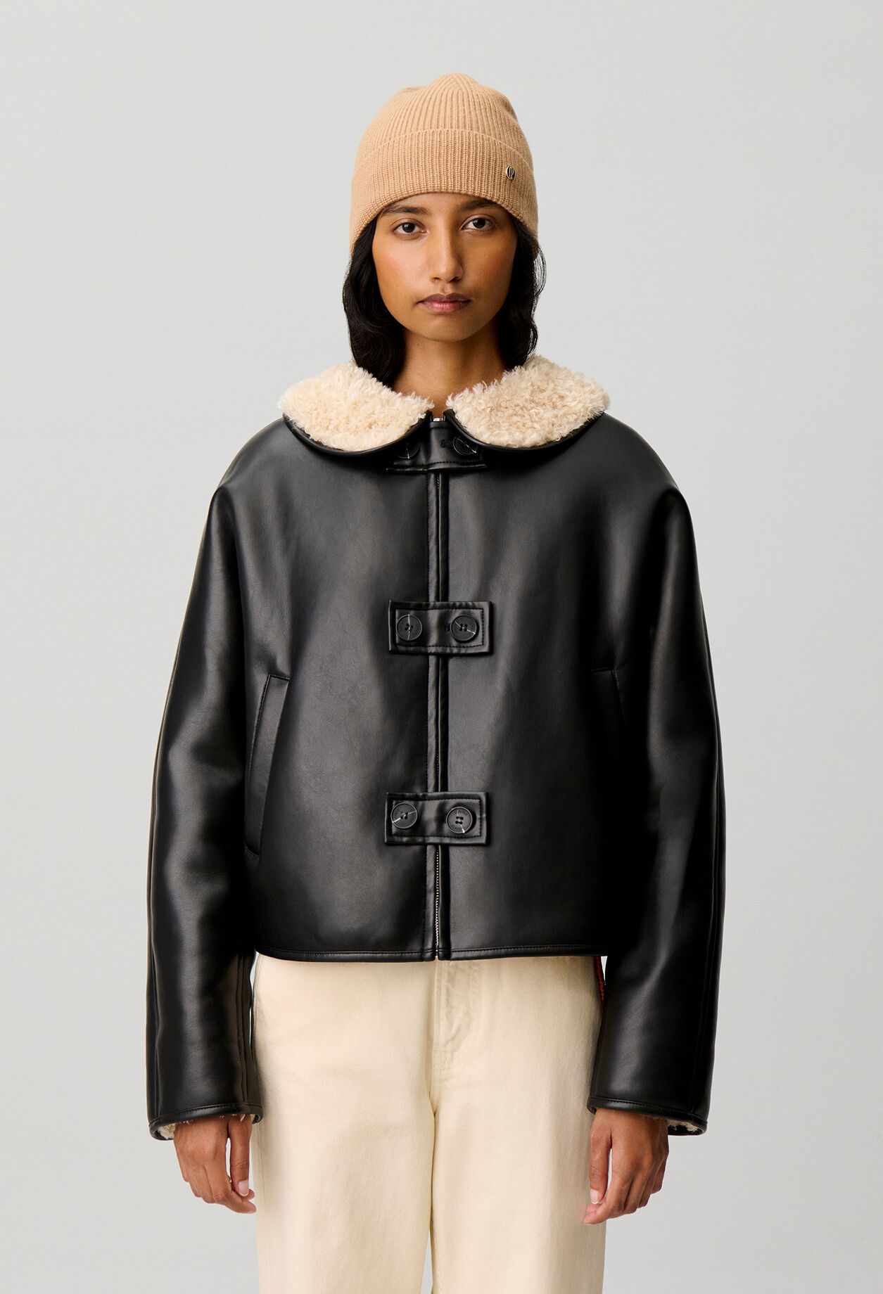Short wide-cut coat