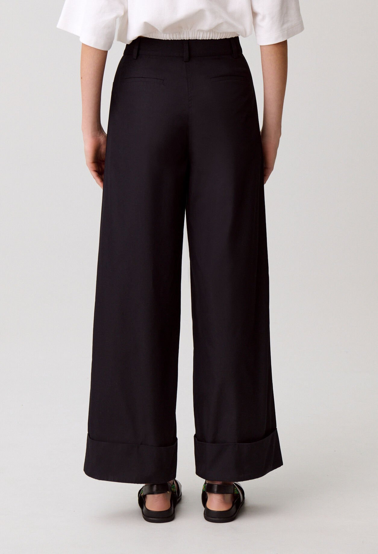 Wide-leg trousers