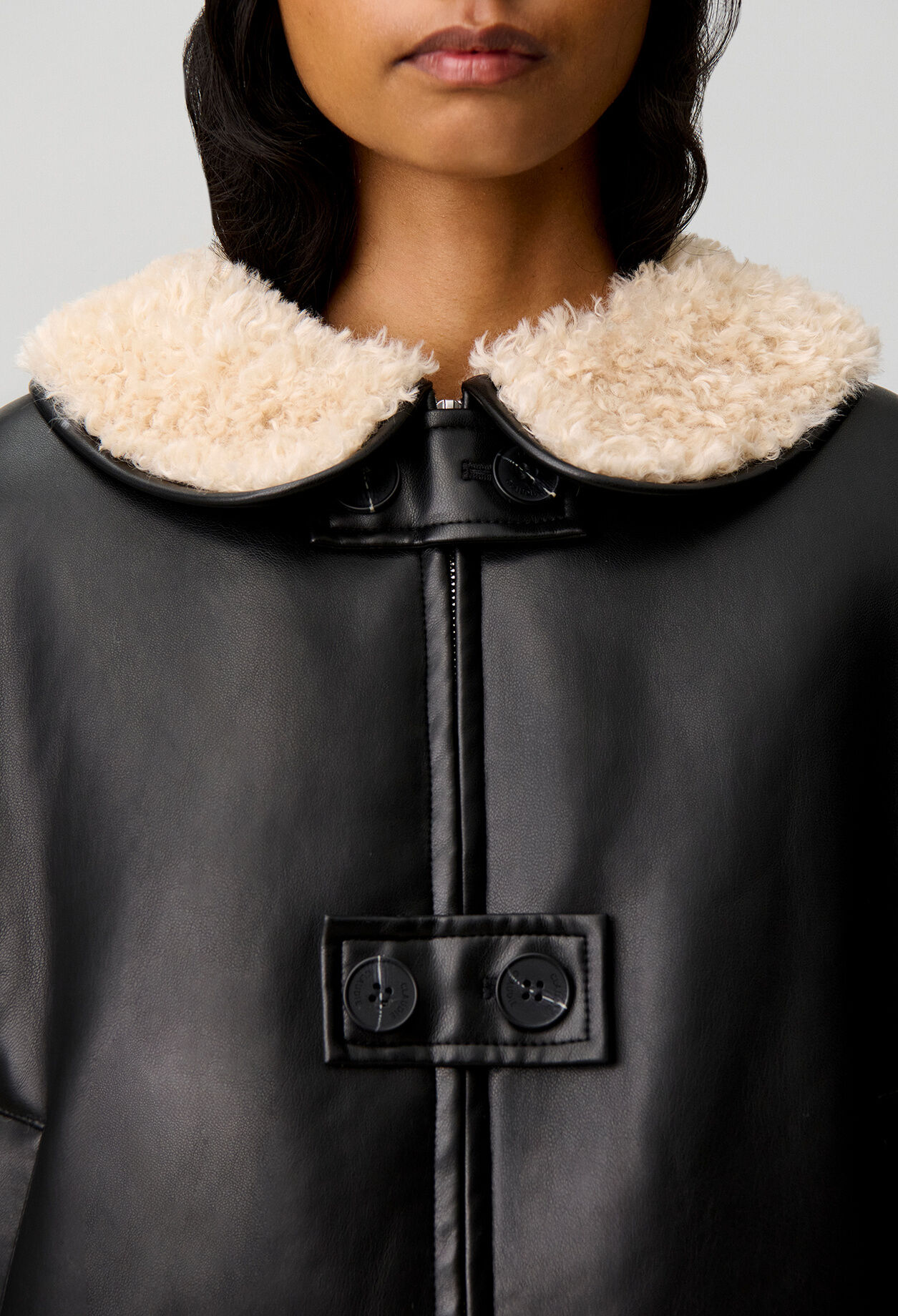 Short wide-cut coat
