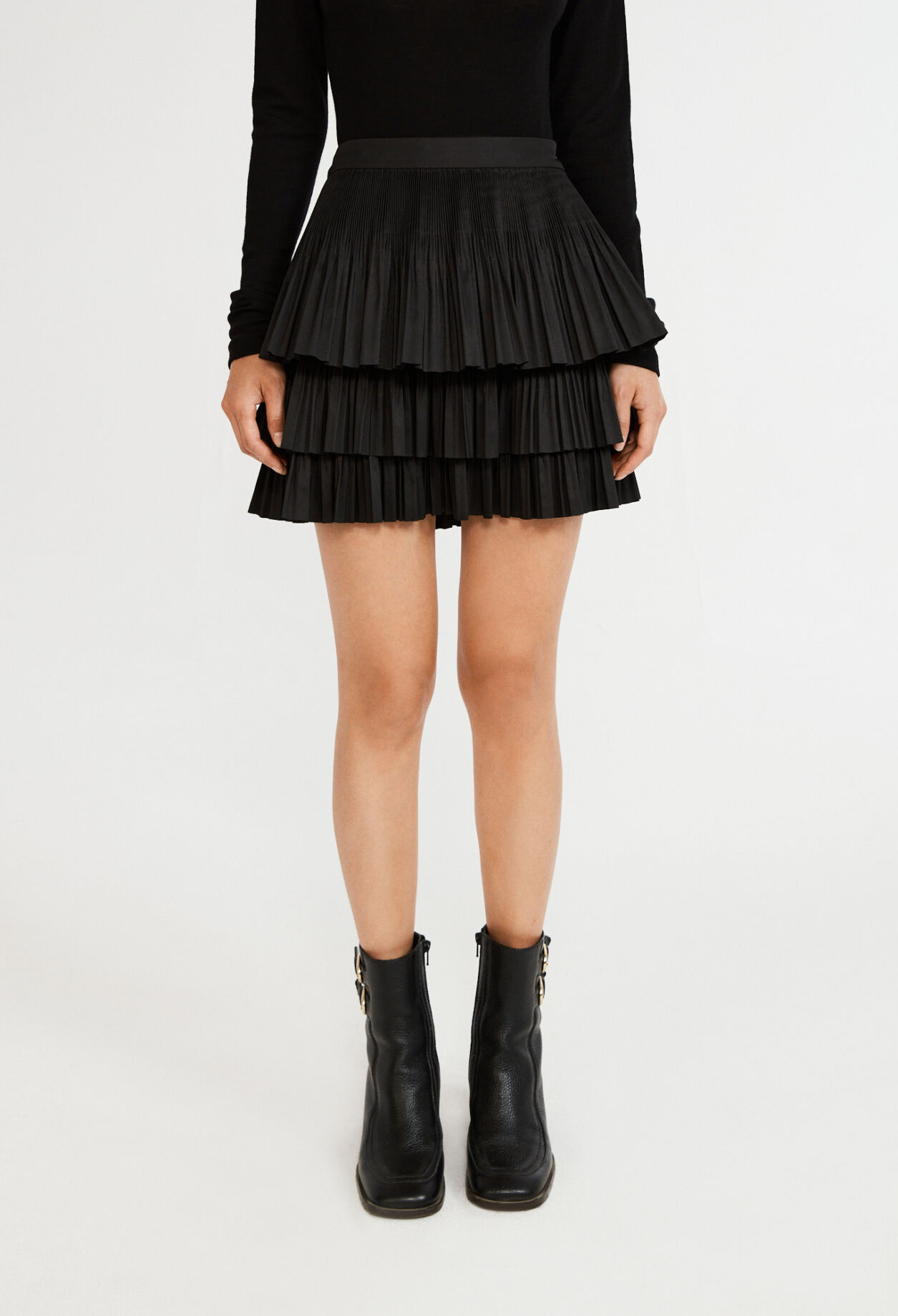 Short pleated skirt