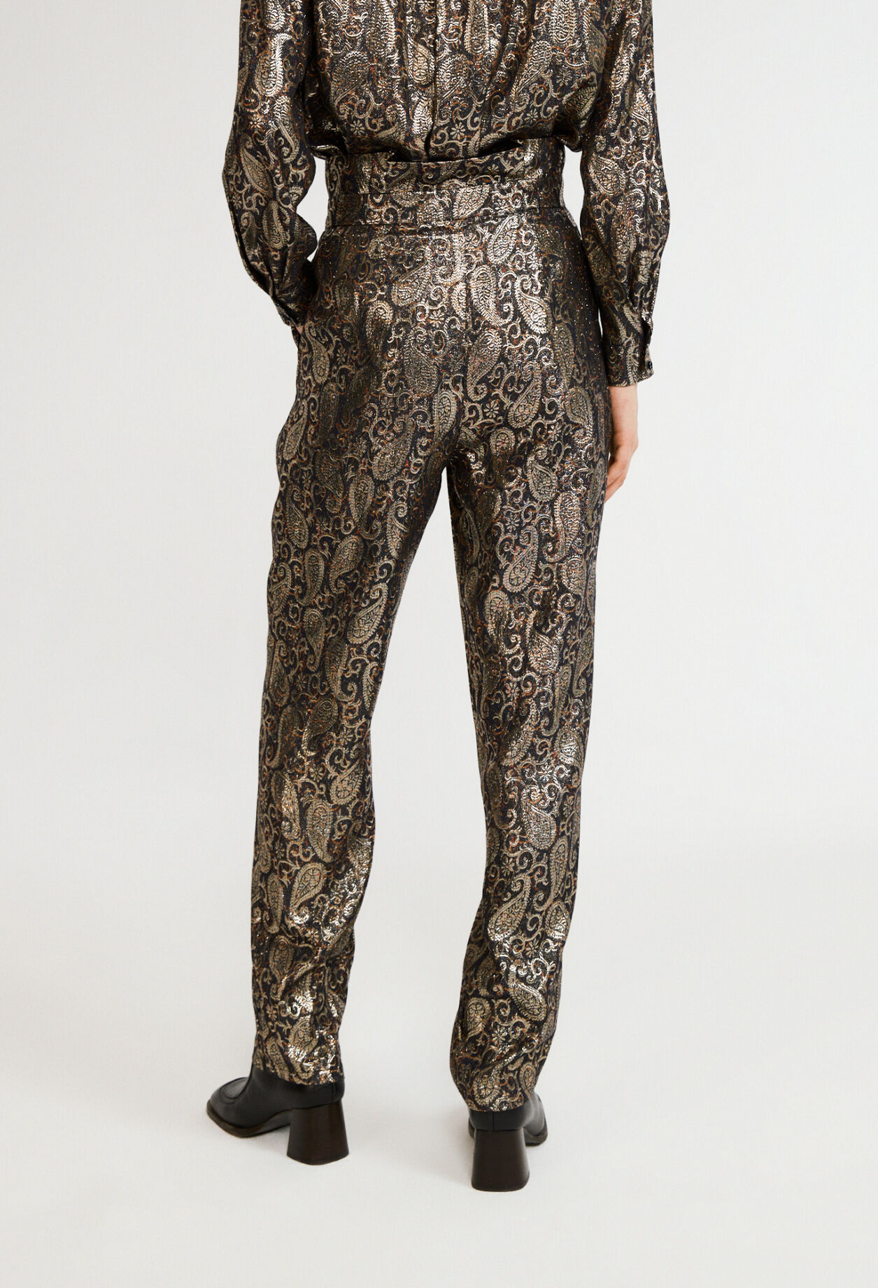 High-waisted carrot pants