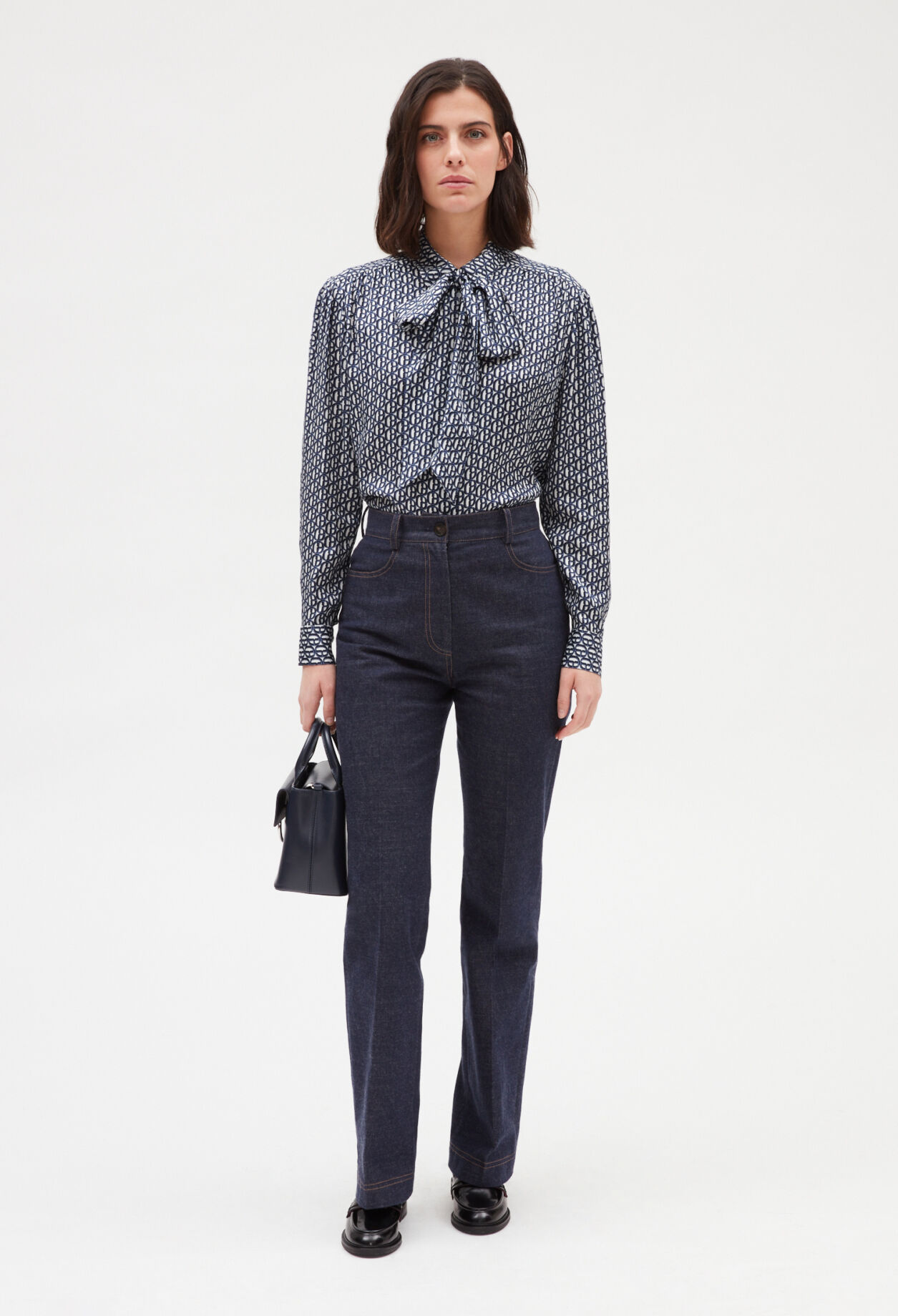 Shirt with removable lavaliere collar