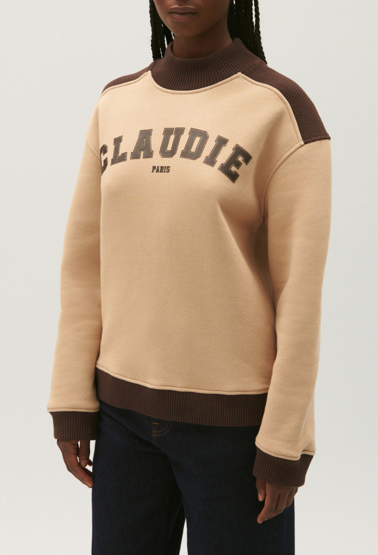 Oversized dual-tone sweatshirt.