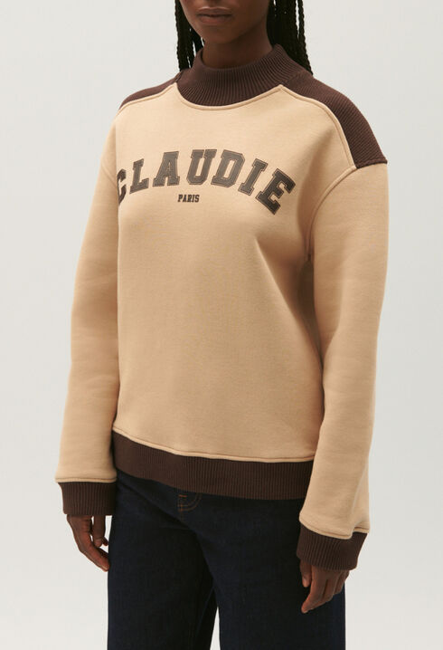 Oversized dual-tone sweatshirt.