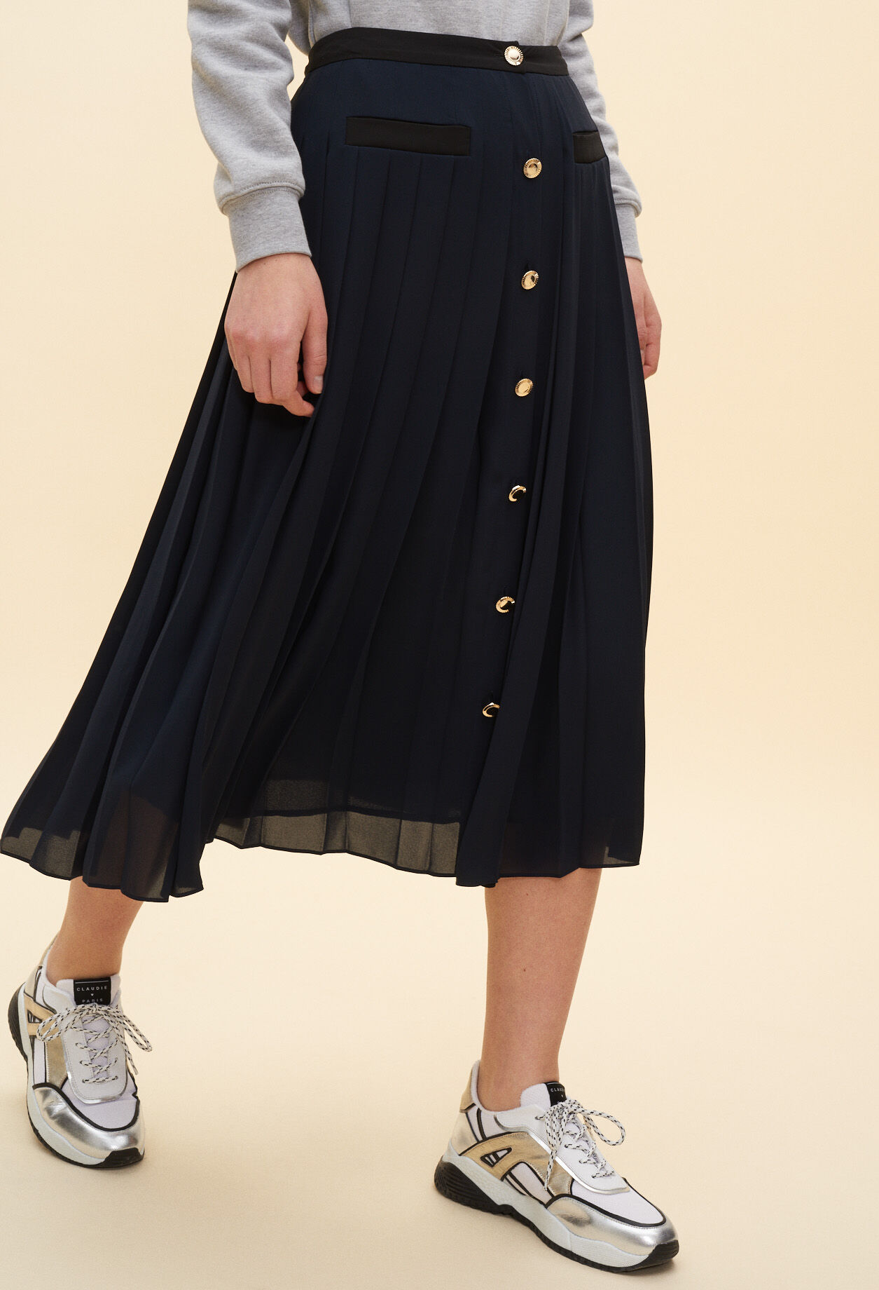 Buttoned pleated skirt