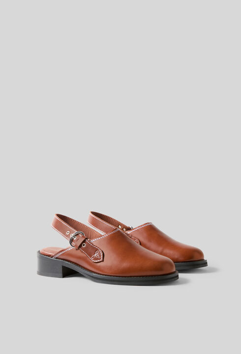 Topstitched smooth leather clogs
