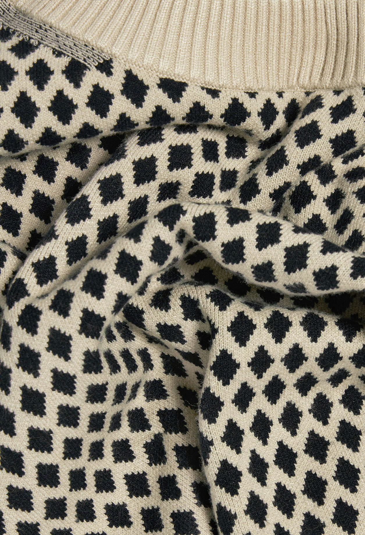 Sleeveless pullover made from