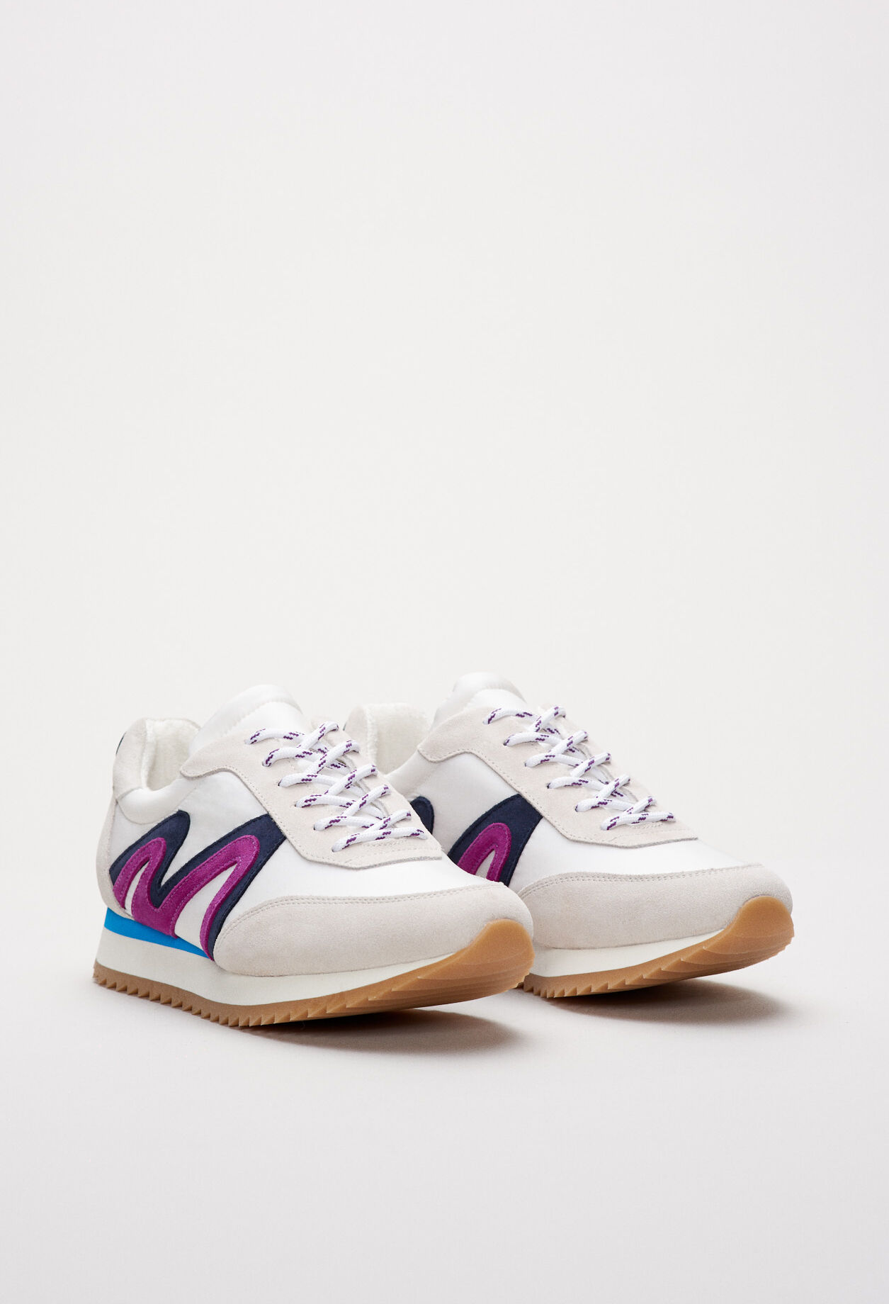 Classic lace-up trainer