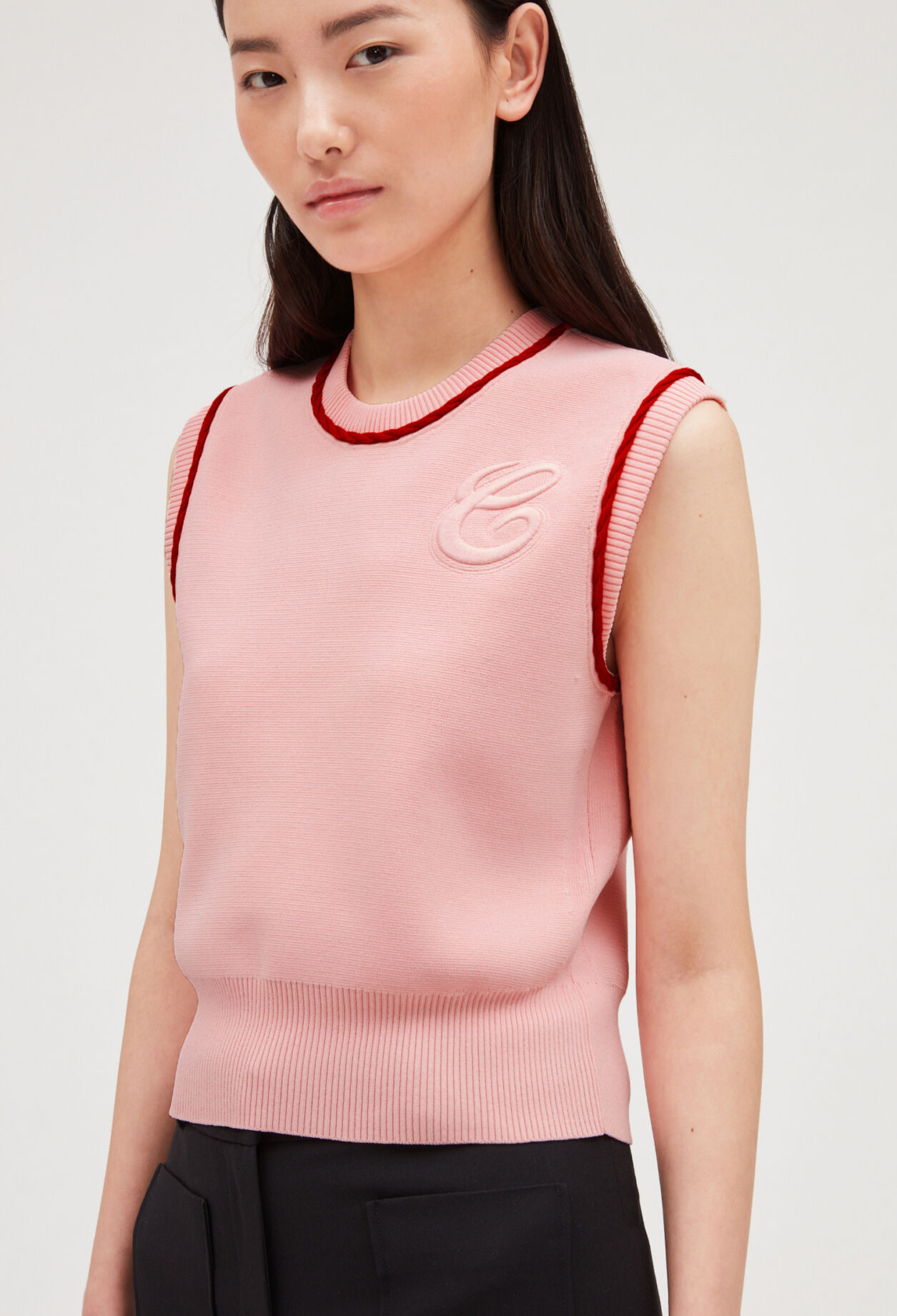Two-tone sleeveless knitted jumper