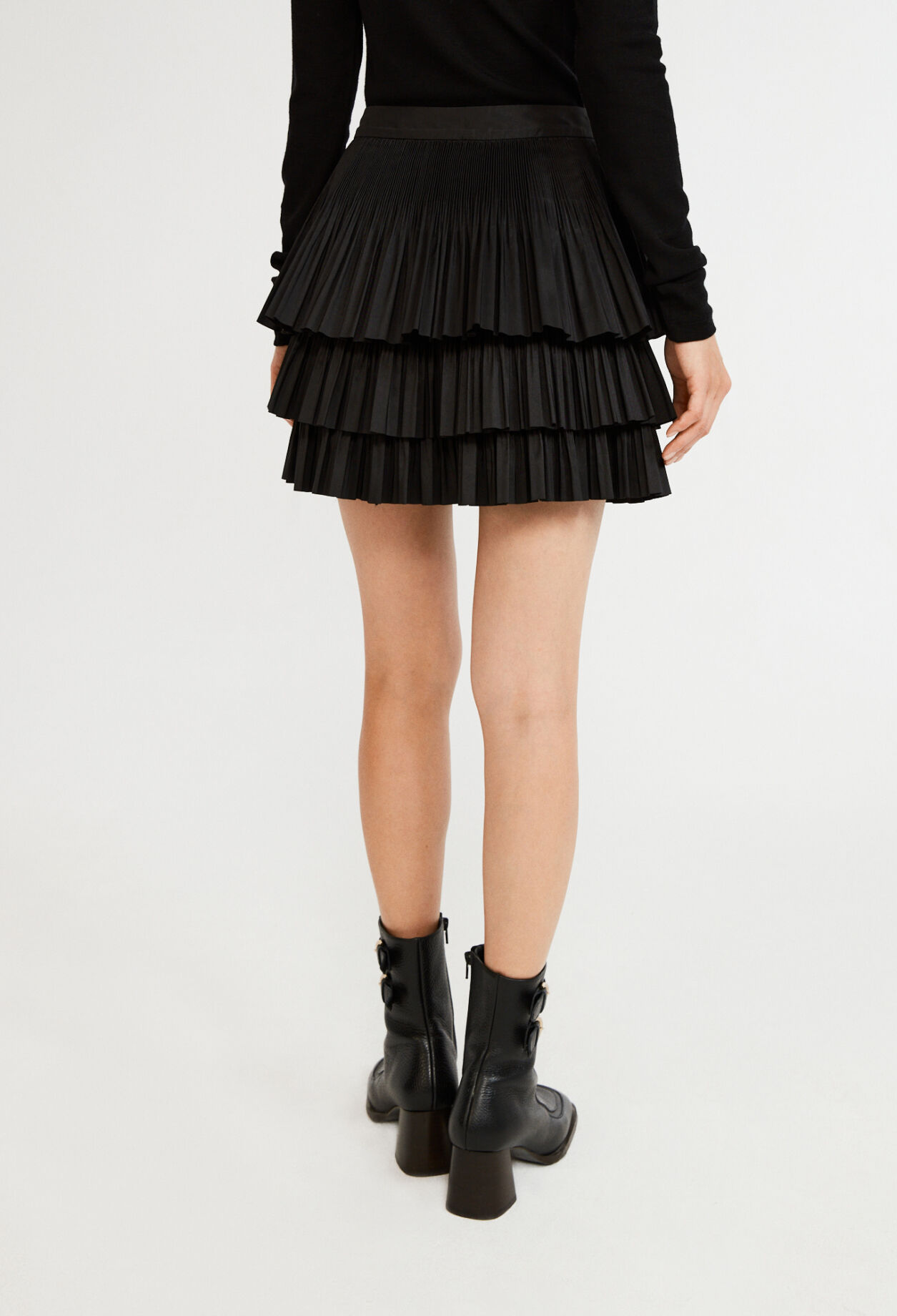 Short pleated skirt