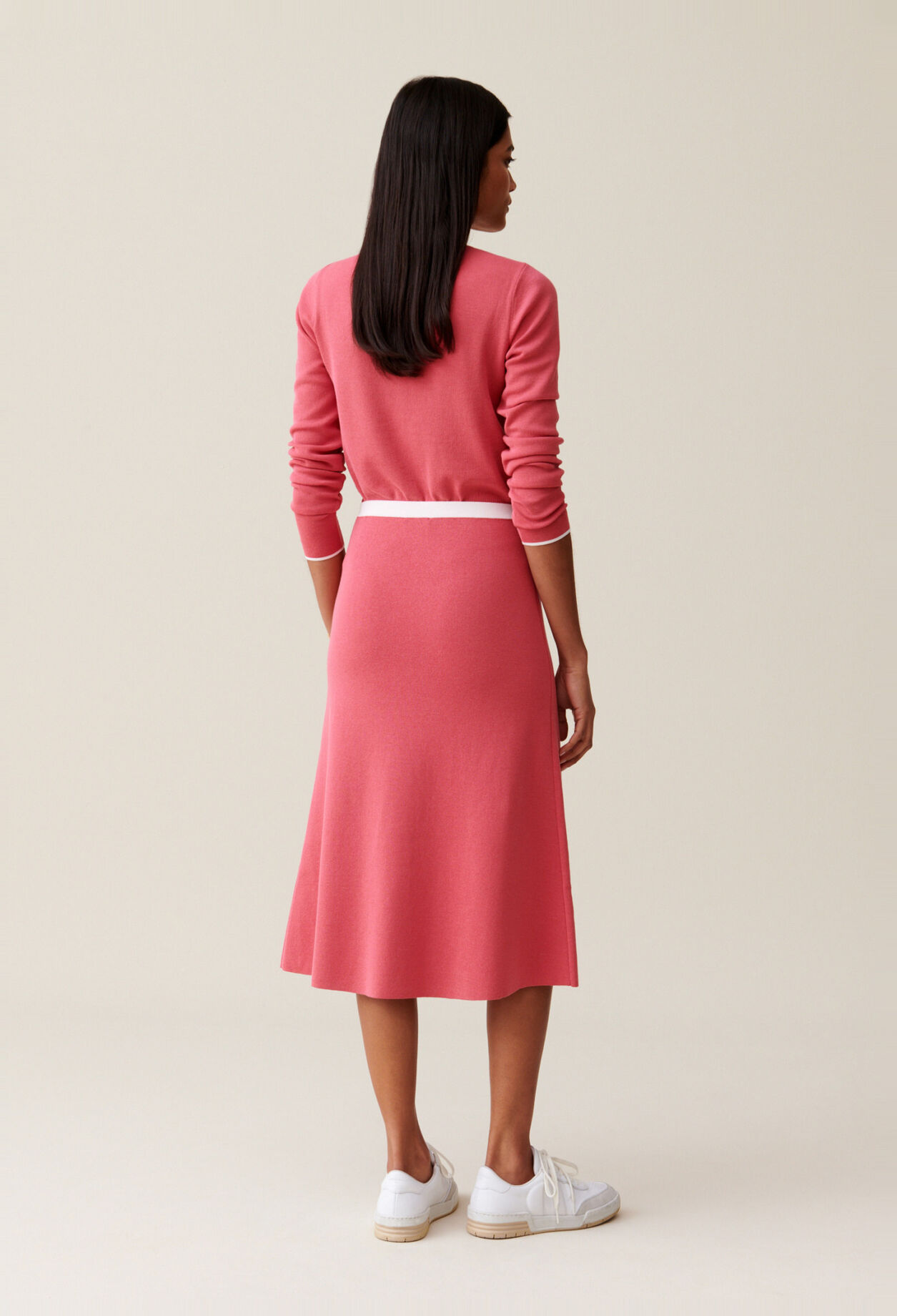 Mid-length knit skirt
