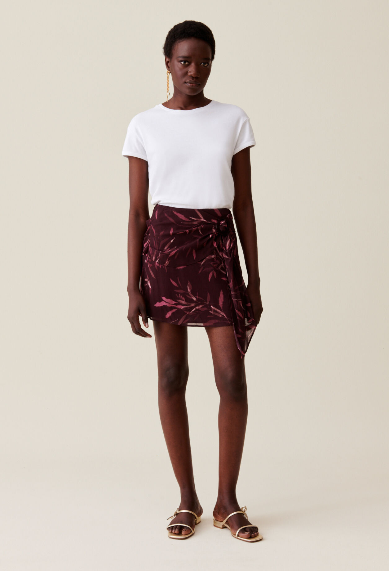 Short flowing skirt with floral print