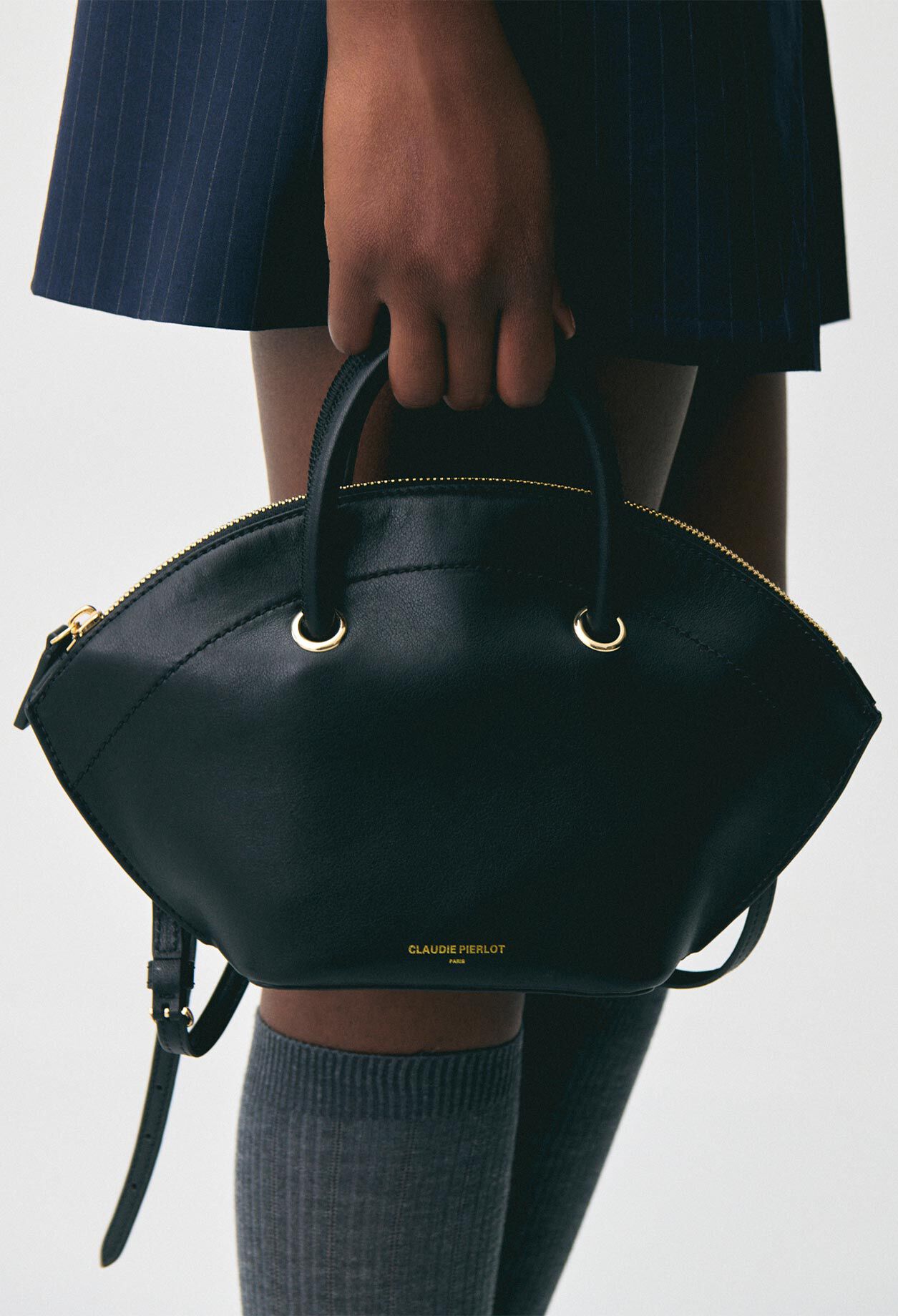 Smooth leather bag with gold rings