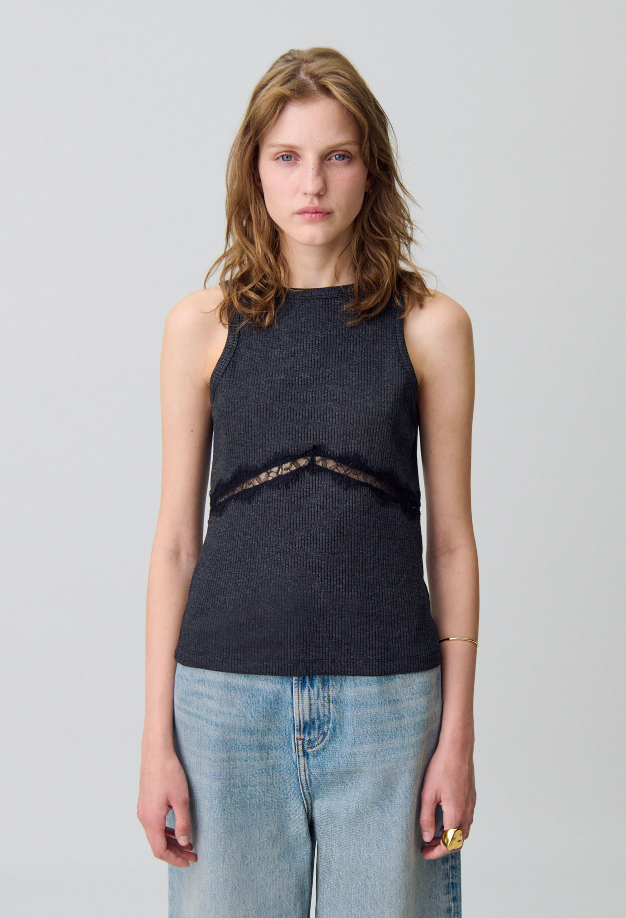 Sleeveless lace T-shirt