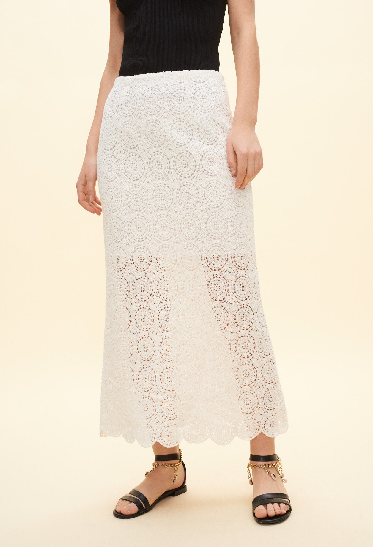 Long skirt in guipure lace