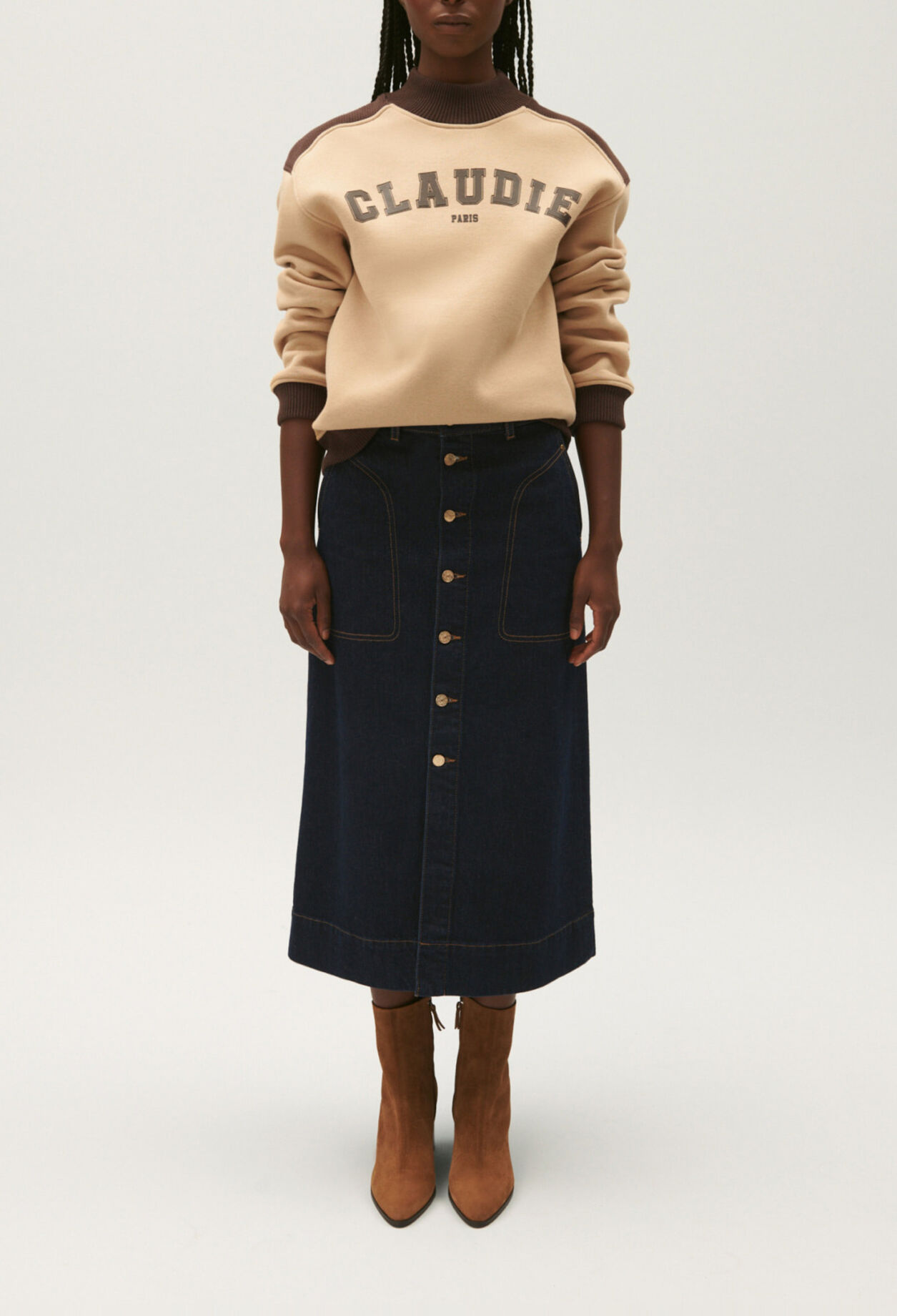 Oversized dual-tone sweatshirt.