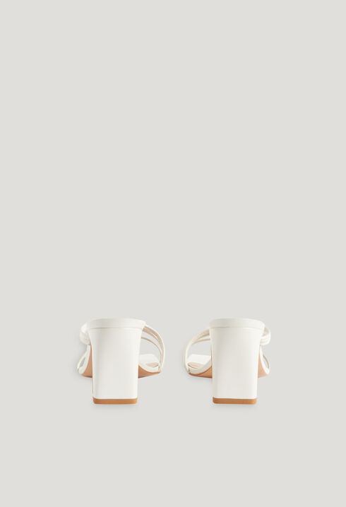 Fine mother-of-pearl strap sandals