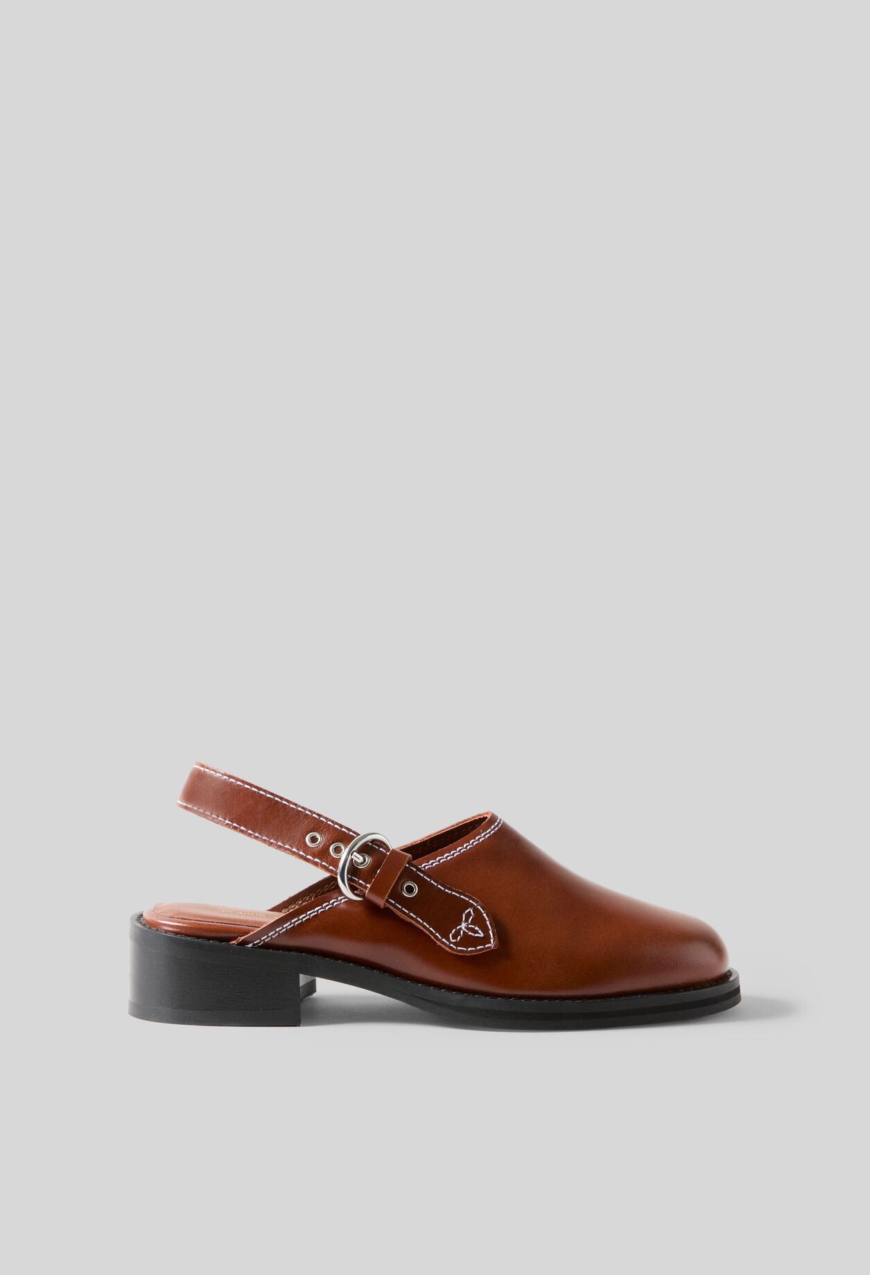 Topstitched smooth leather clogs