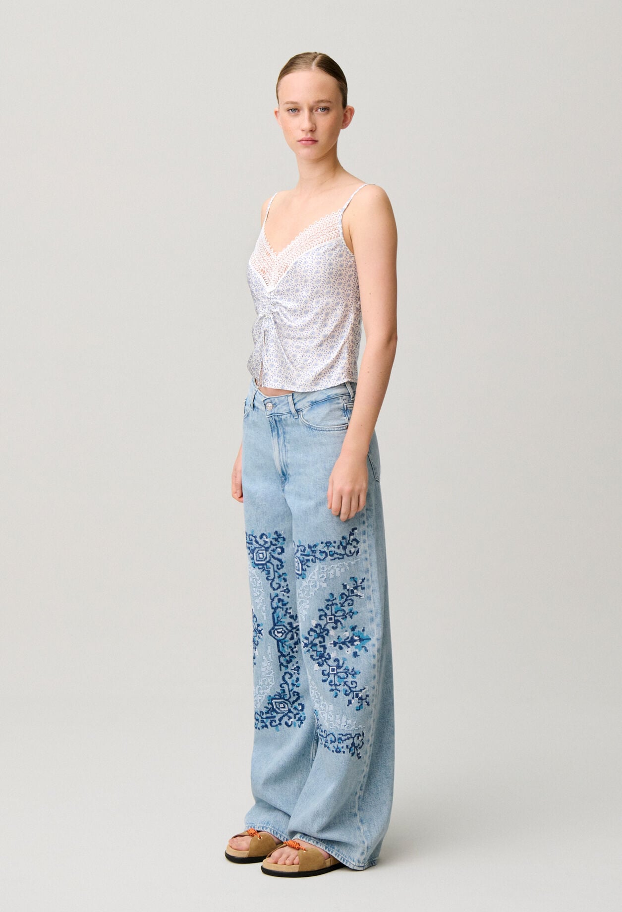 Embroidered wide-leg jeans